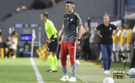 Pezzolano explica escalação surpreendente do Internacional contra o Santos sem Alan Patrick e Carbonero