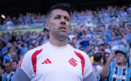 Pezzolano acusa VAR de parcialidade em GreNal e critica arbitragem.