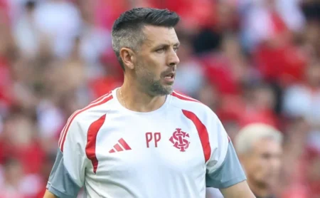Pezzolano ironiza título do Grêmio e critica a arbitragem: “Não sabia que o Gauchão era feito para eles”