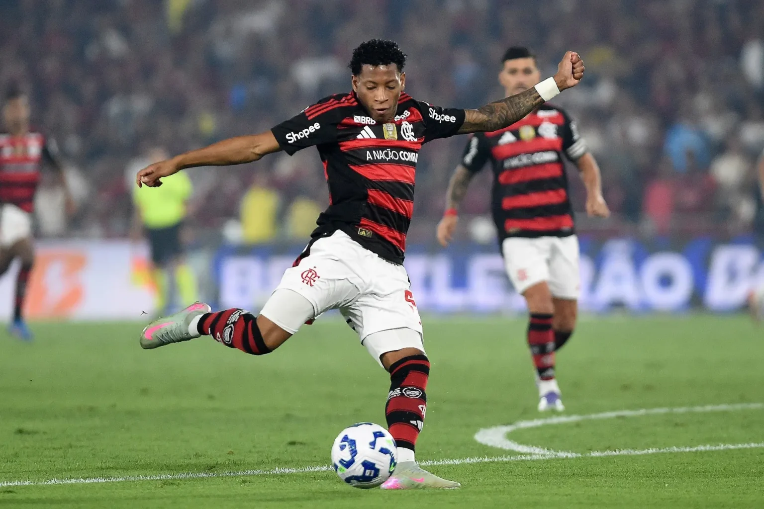 Plata busca espaço no Flamengo com mudança de status e aumento da concorrência pela titularidade