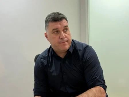 Polícia identifica associação criminosa em esquema de fraudes com camarotes no São Paulo, e aliado de Casares é investigado.