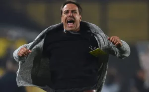 Presidente do Peñarol solicita que torcedores não viajem ao Brasil para jogo contra o Corinthians