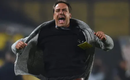 Presidente do Peñarol solicita que torcedores não viajem ao Brasil para jogo contra o Corinthians