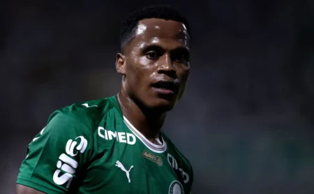 Pressão sobre Arias leva Abel Ferreira a falar sobre adaptação no Palmeiras