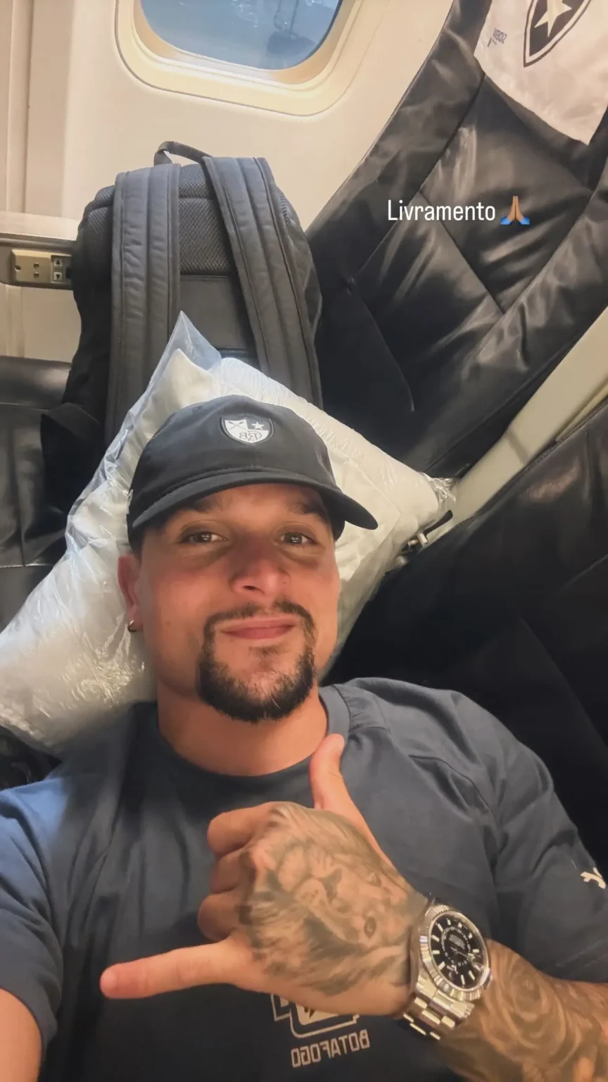 Problema técnico em decolagem causa susto em voo do Botafogo para São Paulo; jogador descreve como "Livramento"