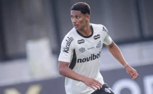 Rafael Gonzaga surge como opção no Santos após lesão e deve ganhar chance com Cuca