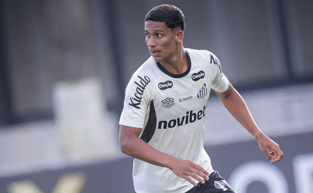 Rafael Gonzaga surge como opção no Santos após lesão e deve ganhar chance com Cuca Rafael Gonzaga surge como opção no Santos após lesão e deve ganhar chance com Cuca