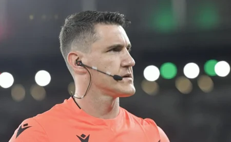 Rafael Klein e decisão polêmica no Gre-Nal geram revolta no Inter Rafael Klein e decisão polêmica no Gre-Nal geram revolta no Inter