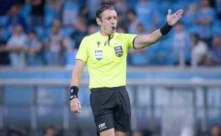 Raphael Claus apita clássico entre Vasco e Fluminense no Maracanã pelo Brasileirão