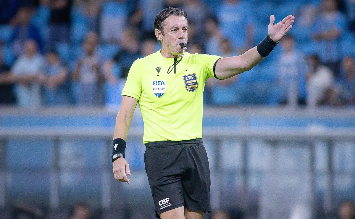 Raphael Claus apita clássico entre Vasco e Fluminense no Maracanã pelo Brasileirão Raphael Claus apita clássico entre Vasco e Fluminense no Maracanã pelo Brasileirão