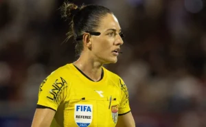 Árbitra Daiane Muniz erra em pênalti contra o Palmeiras, segundo Renata Ruel Árbitra Daiane Muniz erra em pênalti contra o Palmeiras, segundo Renata Ruel