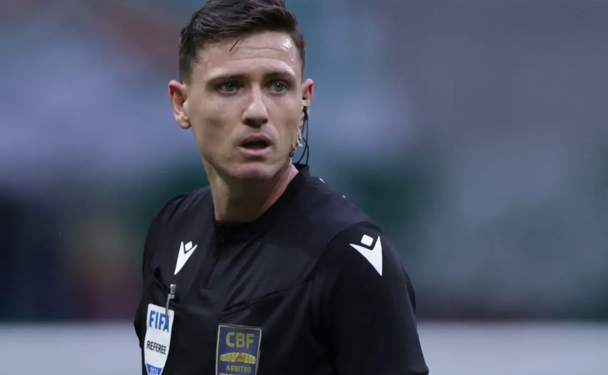 Árbitro Ramon Abatti não expulsa William após reclamação de jogadores do Santos em lance com Rony Árbitro Ramon Abatti não expulsa William após reclamação de jogadores do Santos em lance com Rony