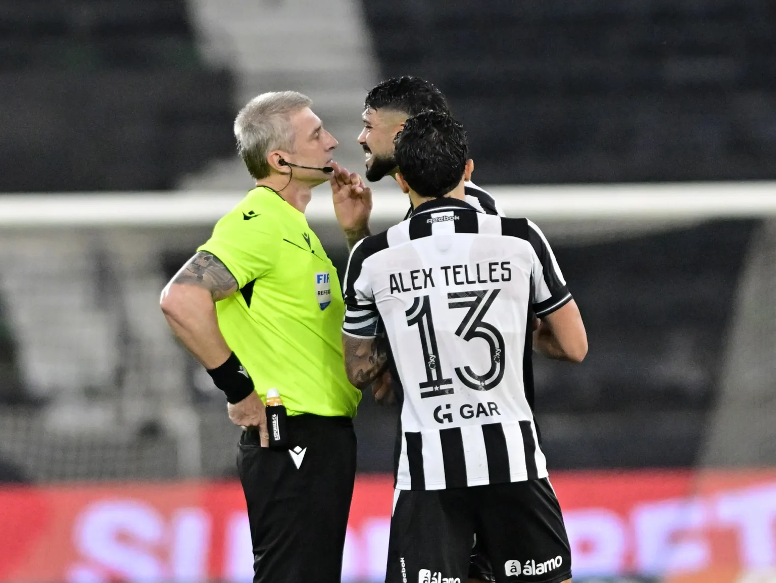 Árbitro relata ofensas de Barboza e dirigentes do Botafogo em súmula; veja