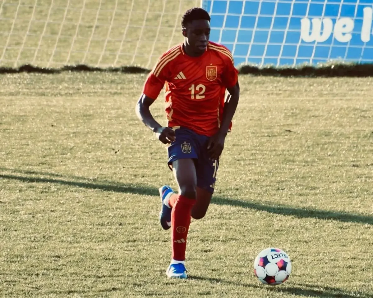 Real vence disputa por Victory Okorie, com características de Davies e Roberto Carlos