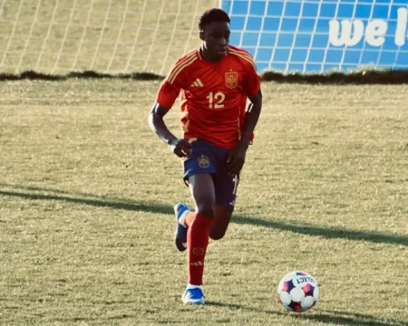 Real vence disputa por Victory Okorie, com características de Davies e Roberto Carlos