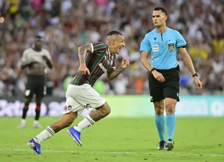 Renê ou Arana? Fluminense avalia alternativas para a disputa, e Zubeldía se manifesta.