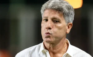 Renato Gaúcho solicita reforços ao Vasco: dois volantes, zagueiro e atacante.