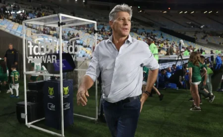 Renato Gaúcho acompanha Bruno Lopes em primeiros treinos.