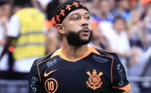 Renovação de Depay divide diretoria do Corinthians e assinatura é discutida antes da Copa do Mundo