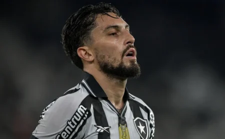 Renovação de Alex Telles está travada no Botafogo; futuro do lateral-esquerdo incerto. Renovação de Alex Telles está travada no Botafogo; futuro do lateral-esquerdo incerto.