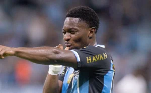 Renovação de Amuzu: Grêmio busca acordo para reduzir custo acima de R$ 1 milhão