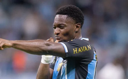 Renovação de Amuzu: Grêmio busca acordo para reduzir custo acima de R$ 1 milhão