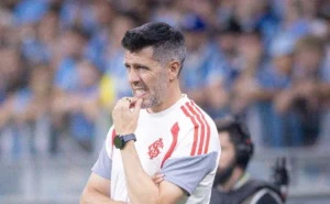 Richarlyson critica nível técnico e exalta vitória do Inter sobre a Chapecoense no Brasileirão