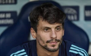 Rodrigo Caio surge como opção no Internacional após falhas na defesa, gerando debate interno.