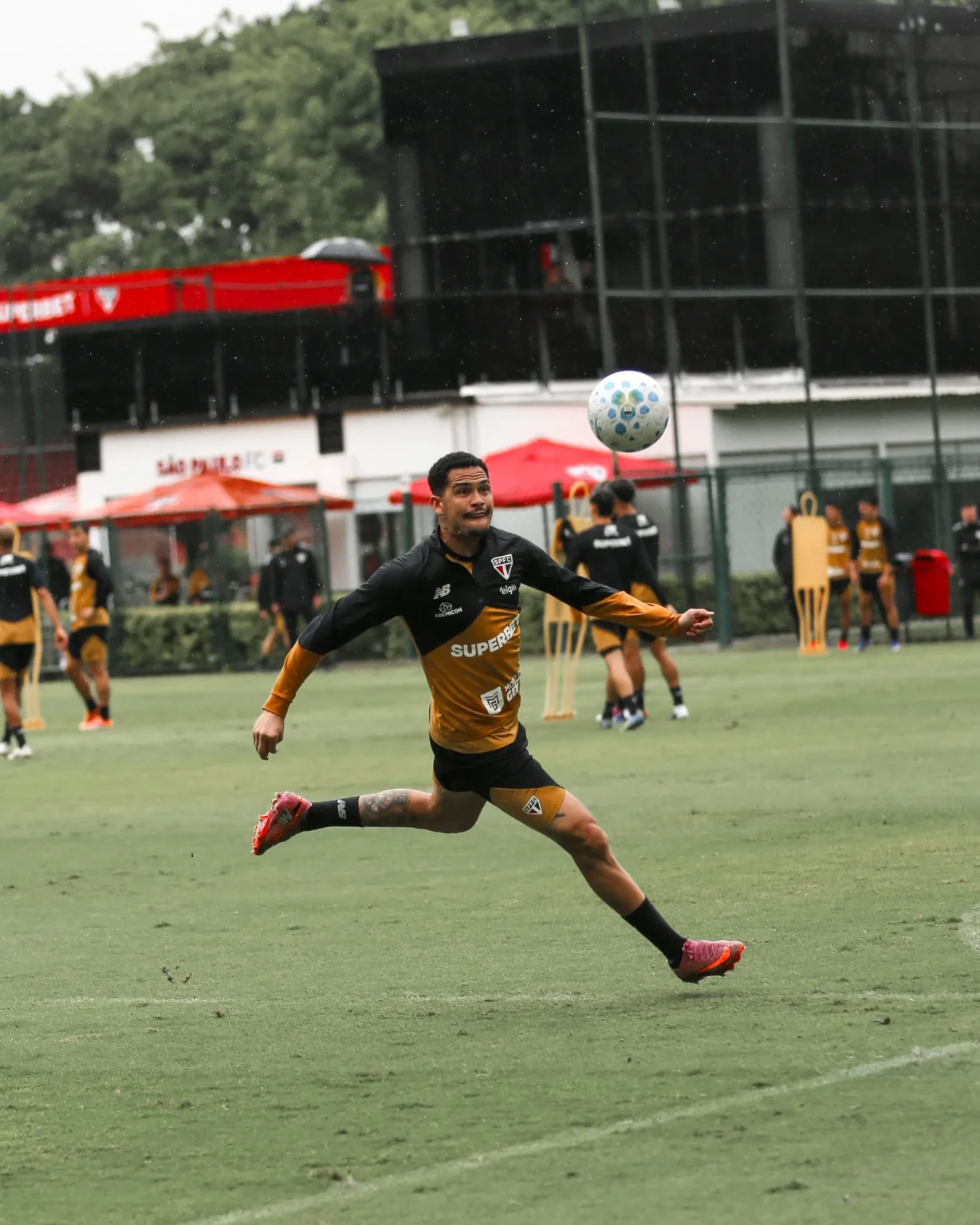 Roger lidera segundo treino no São Paulo; veja a provável escalação contra a Chapecoense