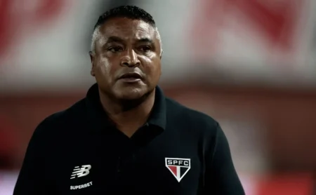 Roger Machado vence na estreia com o São Paulo e lidera o Brasileirão