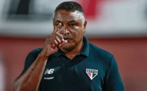 Roger Machado reconhece turbulência na chegada e expõe plano para conquistar a torcida