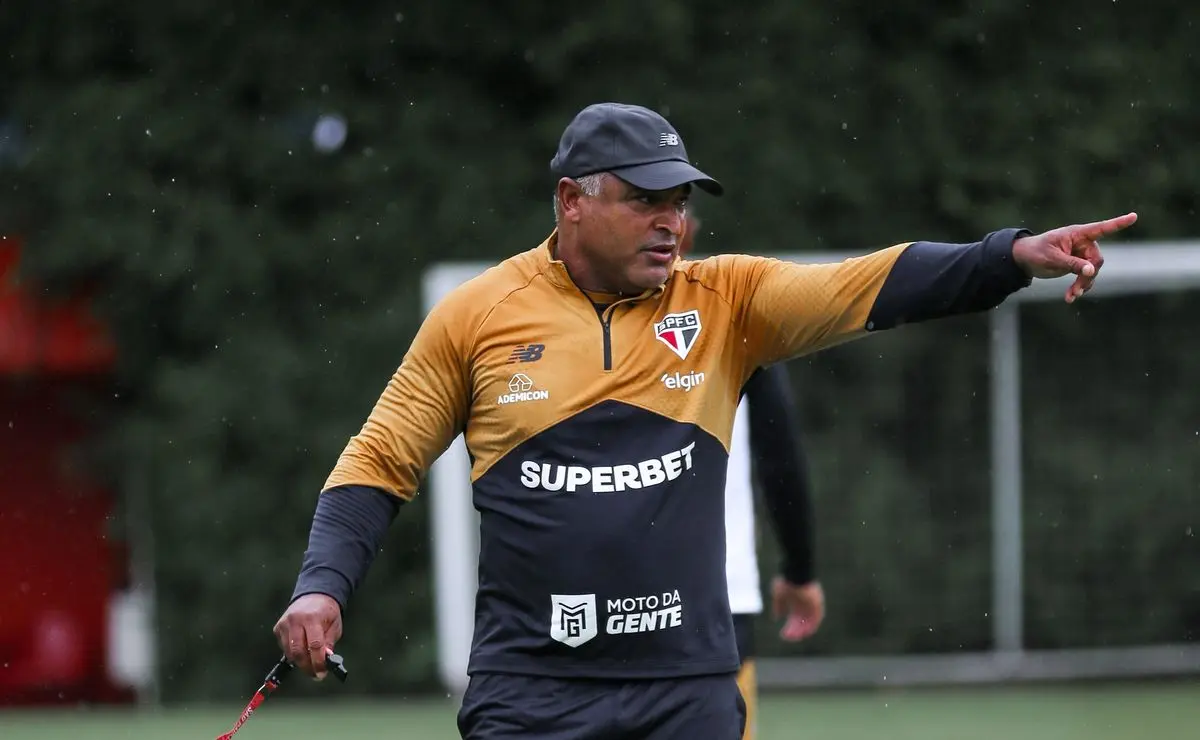 Roger Machado considera testar Nícolas no meio-campo e enxerga nova alternativa no elenco do São Paulo Roger Machado considera testar Nícolas no meio-campo e enxerga nova alternativa no elenco do São Paulo