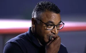 Roger Machado sofre críticas da torcida do São Paulo após derrota para o Palmeiras