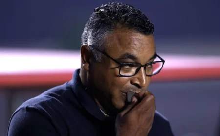 Roger Machado sofre críticas da torcida do São Paulo após derrota para o Palmeiras