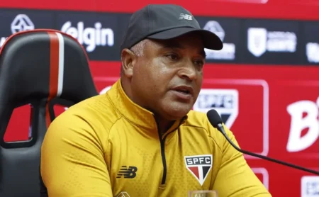 Roger Machado menciona Crespo e anuncia mudanças no São Paulo: “Se vence de várias formas” Roger Machado menciona Crespo e anuncia mudanças no São Paulo: “Se vence de várias formas”