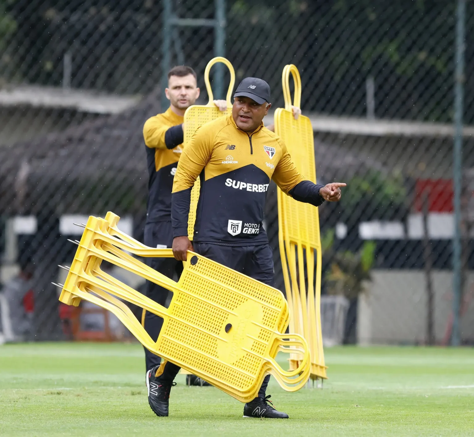 Roger Machado e equipe têm custo inferior a Hernán Crespo no São Paulo