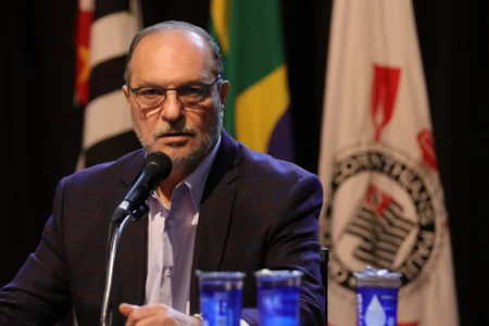 Romeu Tuma Jr. ignora afastamento e exige ordem judicial para deixar o cargo no Corinthians