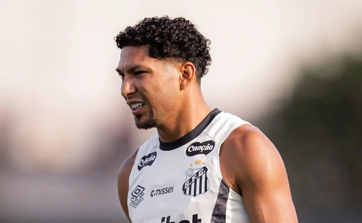 Rony prevê confronto com o Cruzeiro e lamenta ausências de Neymar e Gabigol no Mineirão Rony prevê confronto com o Cruzeiro e lamenta ausências de Neymar e Gabigol no Mineirão