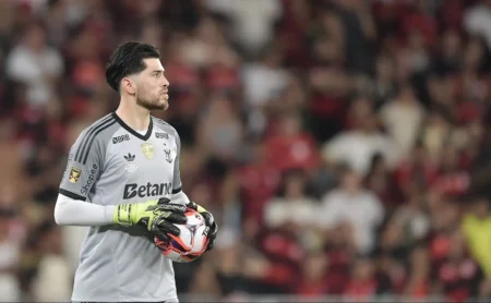 Rossi cobra responsabilidade em Fla-Flu e defende pênaltis na final do Carioca