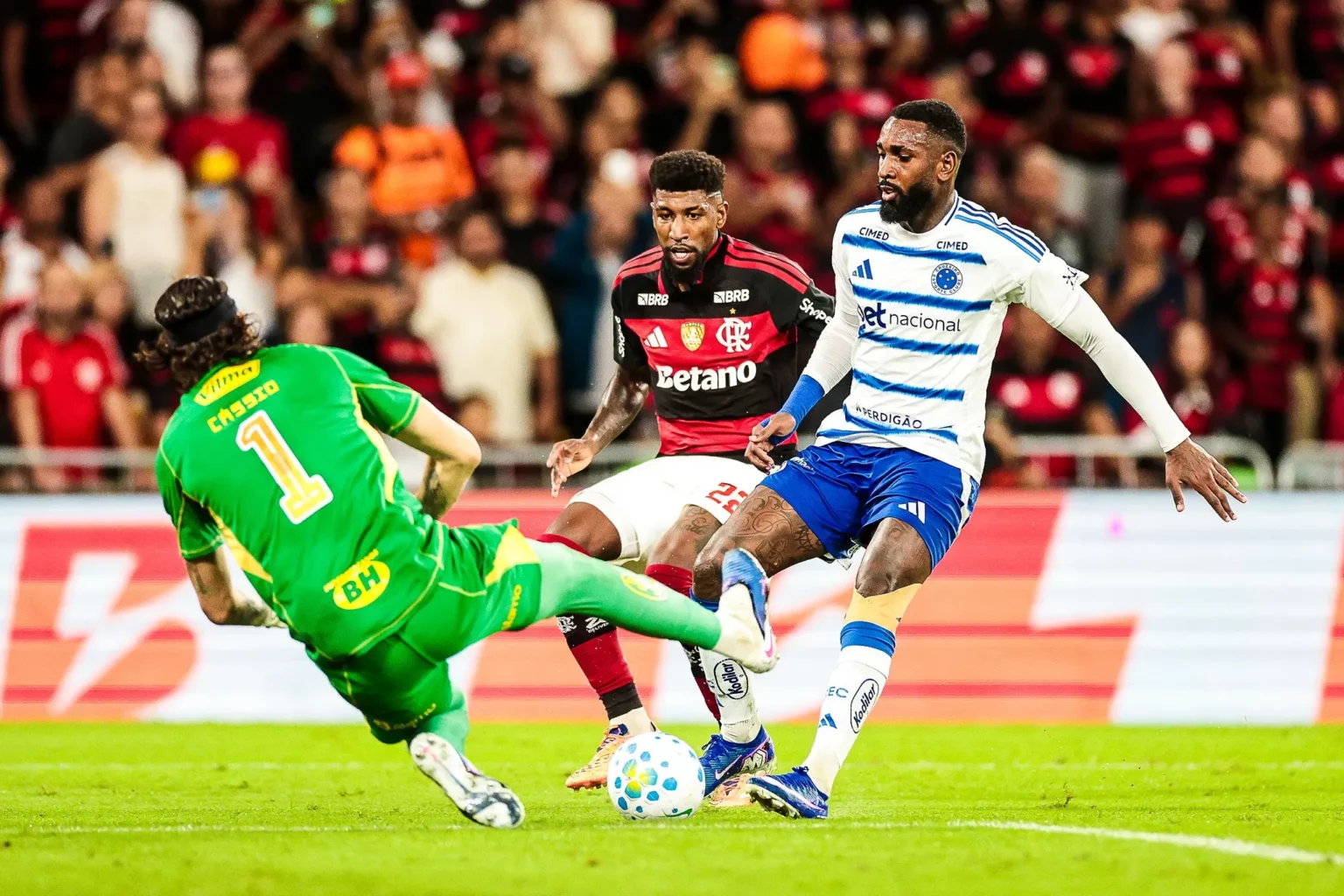 Royal destaca solidez defensiva do Flamengo e admite: "Time ainda não está 100%, estamos nos encontrando"