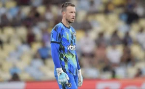 Saída de Neto do Botafogo: Corinthians perde o interesse e futuro do goleiro permanece incerto