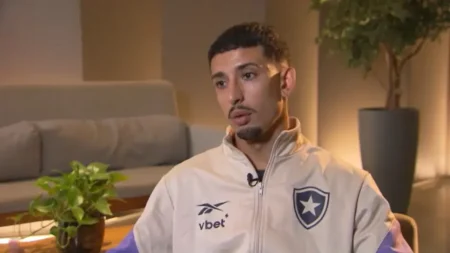 Santi Rodríguez volta a ser opção e revela que pressão financeira no Botafogo o prejudicou: "Não podia errar"