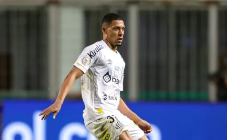 Santos avalia propostas por Alex Nascimento, fora dos planos de Vojvoda Santos avalia propostas por Alex Nascimento, fora dos planos de Vojvoda