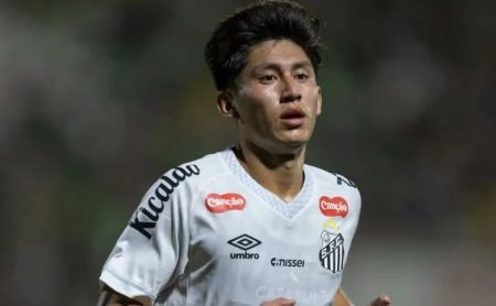 Santos avança em negociações com Miguelito e aguarda retorno após proposta. Santos avança em negociações com Miguelito e aguarda retorno após proposta.
