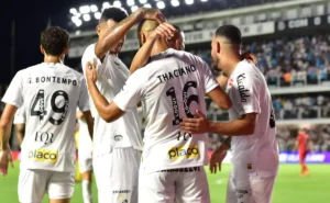 Santos busca manter invencibilidade de quase cinco meses na Vila Belmiro contra o Corinthians