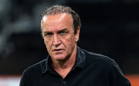 Santos contrata Cuca após demissão de Vojvoda e busca reação com técnico agregador