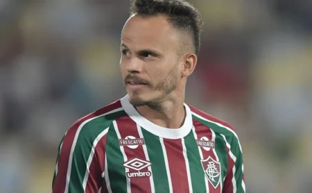 Santos de olho em Renê, lateral do Fluminense, com aval de Cuca