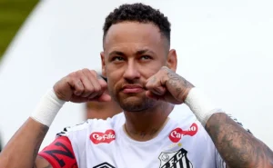 Santos demonstra incômodo com Neymar em partida de poker durante período de descanso.