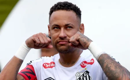 Santos demonstra incômodo com Neymar em partida de poker durante período de descanso.
