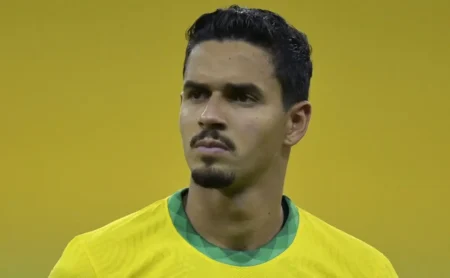 Santos desiste de lateral-esquerdo após contratação de Lucas Veríssimo